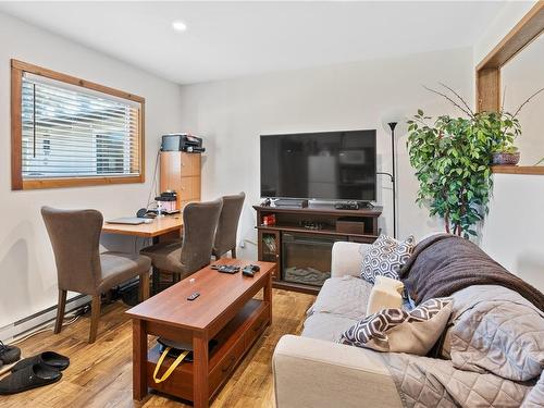 288 Albion Cres, Ucluelet, BC - Indoor Photo Showing Living Room