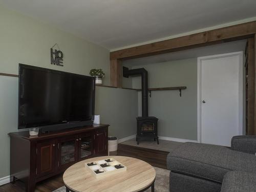 560 Black Bay Road, Thunder Bay, ON - Indoor Photo Showing Living Room
