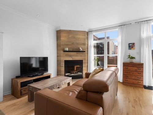 Salon - 8438 Rue St-Dominique, Montréal (Villeray/Saint-Michel/Parc-Extension), QC - Indoor Photo Showing Living Room With Fireplace