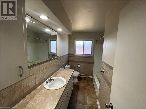 526 16Th Avenue, Hanover, ON - Indoor Photo Showing Bathroom