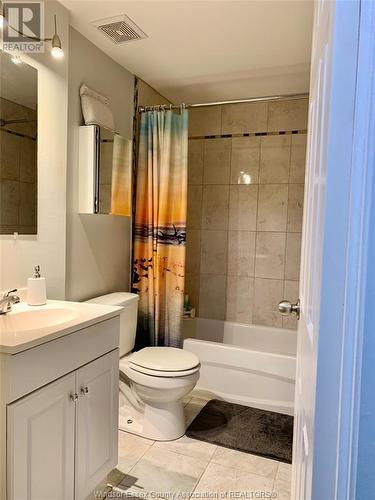 5494 Lassaline, Windsor, ON - Indoor Photo Showing Bathroom