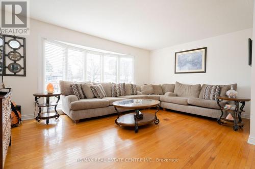 40 Basildon Cres, Brampton, ON - Indoor Photo Showing Living Room