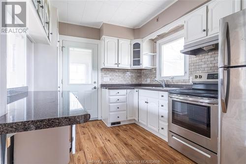 824 Lesperance Road, Tecumseh, ON - Indoor Photo Showing Kitchen With Upgraded Kitchen