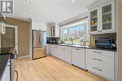 1606 Crediton Parkway E, Mississauga, ON - Indoor Photo Showing Kitchen With Double Sink