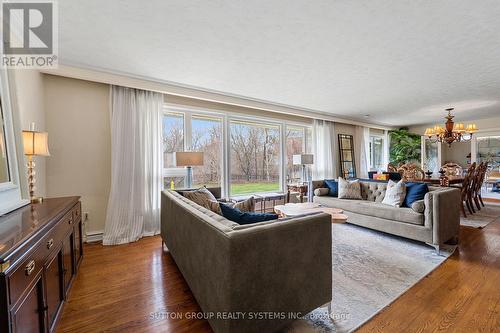 1606 Crediton Pkwy E, Mississauga, ON - Indoor Photo Showing Living Room