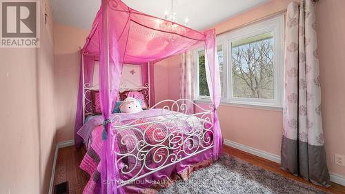 1606 Crediton Pkwy E, Mississauga, ON - Indoor Photo Showing Bedroom