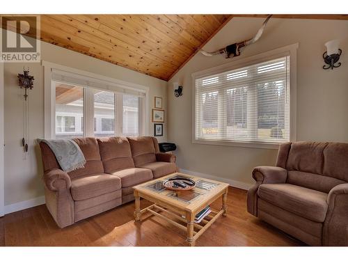 6416 Horsefly Landing Road, Horsefly, BC - Indoor Photo Showing Living Room