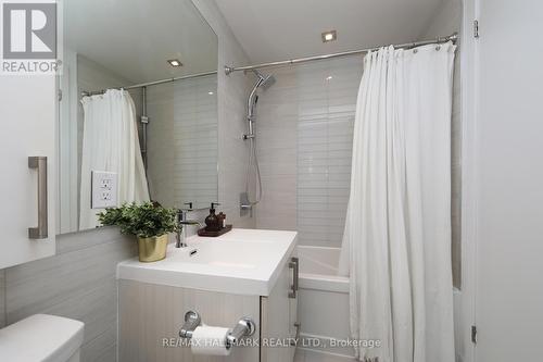 402 - 39 Sherbourne Street, Toronto, ON - Indoor Photo Showing Bathroom