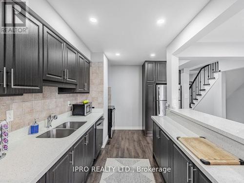 #34 -400 Mississauga Valley Blvd, Mississauga, ON - Indoor Photo Showing Kitchen With Double Sink
