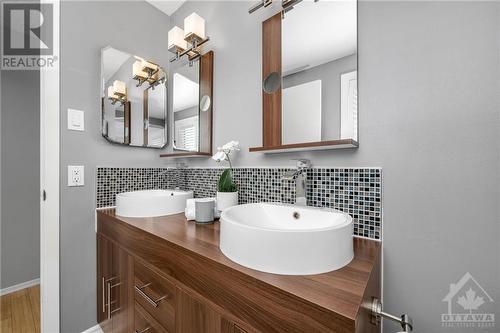 100 Greenboro Crescent, Ottawa, ON - Indoor Photo Showing Bathroom
