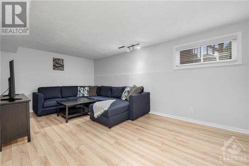 100 Greenboro Crescent, Ottawa, ON - Indoor Photo Showing Living Room