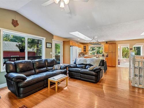 4191 Barnjum Rd, Duncan, BC - Indoor Photo Showing Living Room