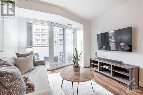 1005 King Street W Unit#401, Toronto, ON - Indoor Photo Showing Living Room