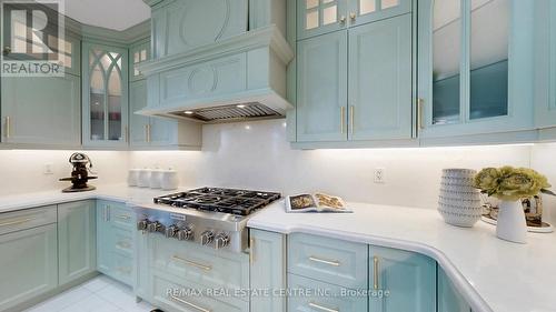 34 Haywood Drive, Brampton, ON - Indoor Photo Showing Kitchen With Upgraded Kitchen