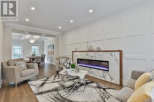 11 Gatcombe Circ, Richmond Hill, ON - Indoor Photo Showing Living Room With Fireplace