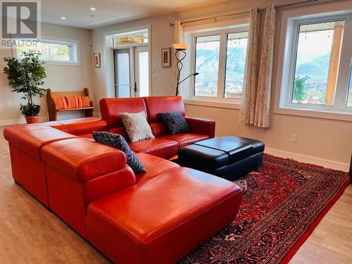 1711 Pine Ridge Mountain Place, Invermere, BC - Indoor Photo Showing Living Room