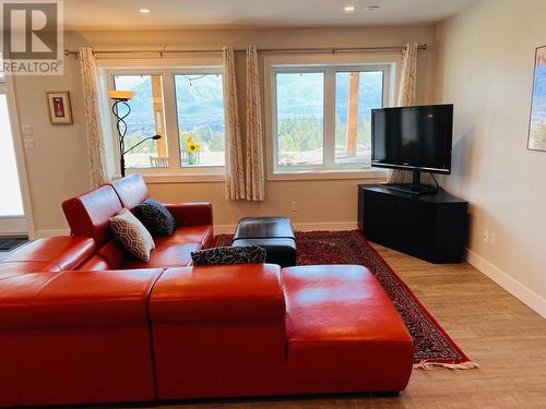 1711 Pine Ridge Mountain Place, Invermere, BC - Indoor Photo Showing Living Room