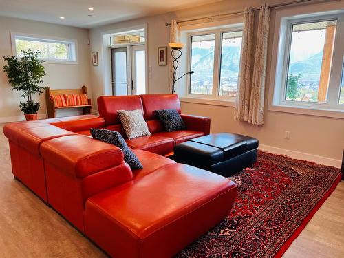 1711 Pine Ridge Mountain Place, Invermere, BC - Indoor Photo Showing Living Room