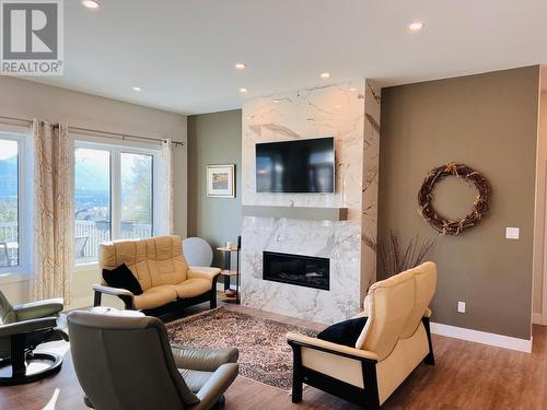 1711 Pine Ridge Mountain Place, Invermere, BC - Indoor Photo Showing Living Room With Fireplace