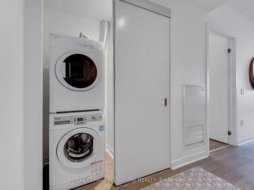 702-501 Adelaide St W, Toronto, ON - Indoor Photo Showing Laundry Room