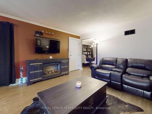 29 Love Cres, Toronto, ON - Indoor Photo Showing Living Room