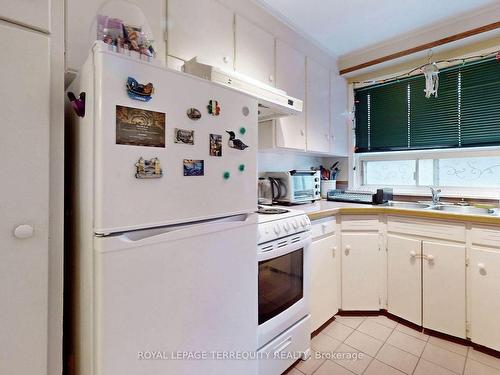 29 Love Cres, Toronto, ON - Indoor Photo Showing Kitchen With Double Sink