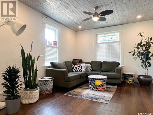 376 5Th Avenue Nw, Swift Current, SK - Indoor Photo Showing Living Room