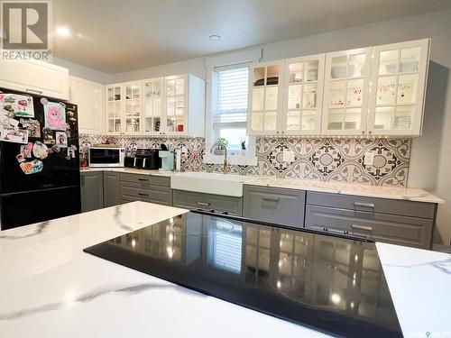 376 5Th Avenue Nw, Swift Current, SK - Indoor Photo Showing Kitchen