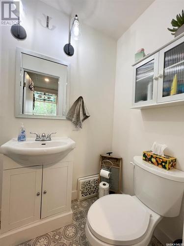 376 5Th Avenue Nw, Swift Current, SK - Indoor Photo Showing Bathroom