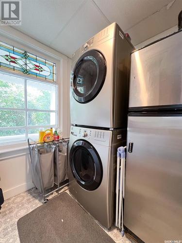 376 5Th Avenue Nw, Swift Current, SK - Indoor Photo Showing Laundry Room