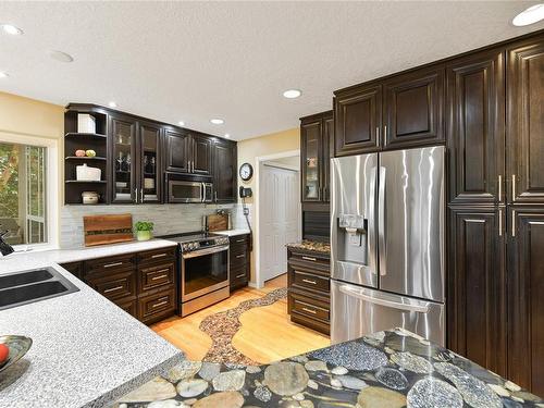 6782 Greig Crt, Central Saanich, BC - Indoor Photo Showing Kitchen With Double Sink With Upgraded Kitchen
