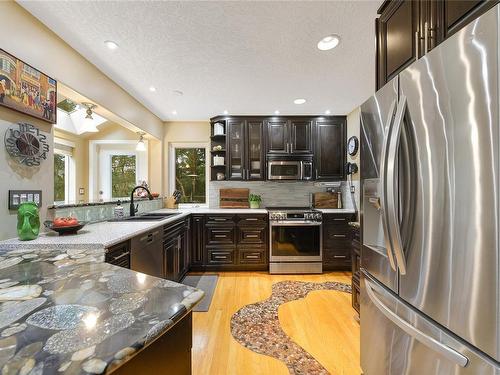 6782 Greig Crt, Central Saanich, BC - Indoor Photo Showing Kitchen With Upgraded Kitchen