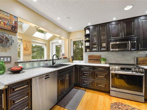 6782 Greig Crt, Central Saanich, BC - Indoor Photo Showing Kitchen With Double Sink With Upgraded Kitchen