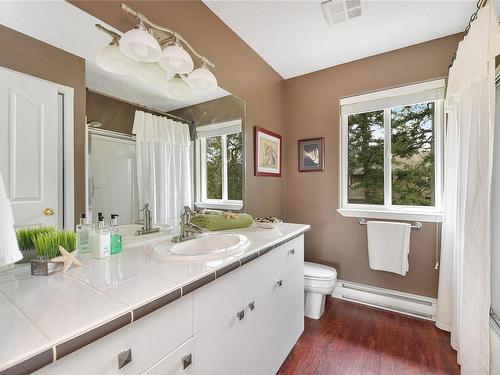 6782 Greig Crt, Central Saanich, BC - Indoor Photo Showing Bathroom