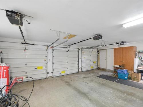 6782 Greig Crt, Central Saanich, BC - Indoor Photo Showing Garage