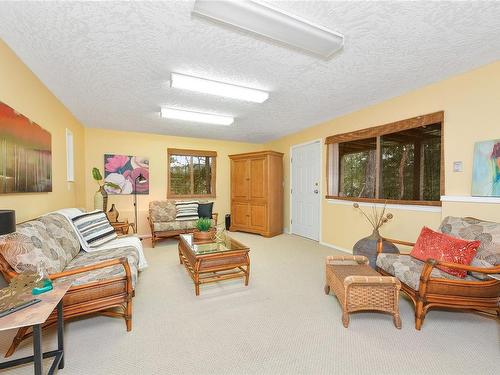 6782 Greig Crt, Central Saanich, BC - Indoor Photo Showing Living Room