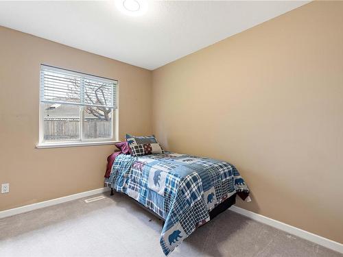 1137 Yellowbrick Rd, Parksville, BC - Indoor Photo Showing Bedroom