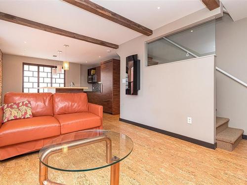 9-532 Fisgard St, Victoria, BC - Indoor Photo Showing Living Room