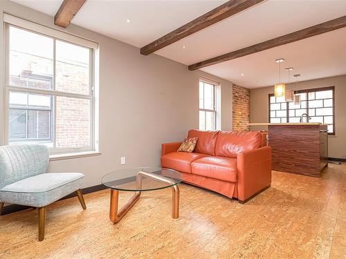 9-532 Fisgard St, Victoria, BC - Indoor Photo Showing Living Room