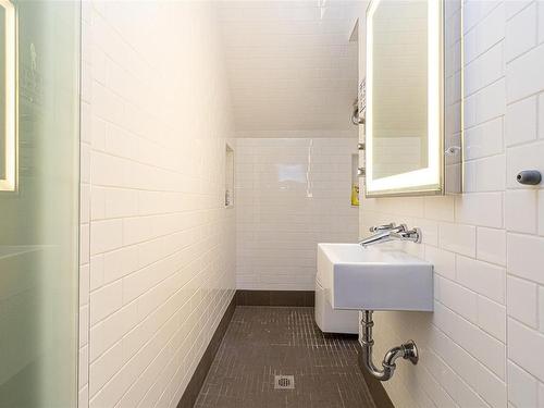 9-532 Fisgard St, Victoria, BC - Indoor Photo Showing Bathroom