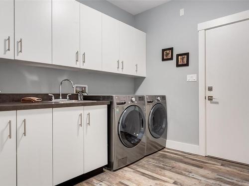 125 Allview Lane, Bowser, BC - Indoor Photo Showing Laundry Room