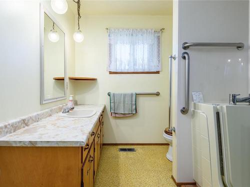 2603 Tull Pl, Courtenay, BC - Indoor Photo Showing Bathroom