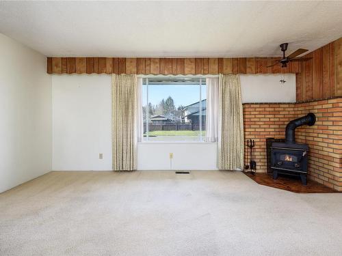 2603 Tull Pl, Courtenay, BC - Indoor With Fireplace