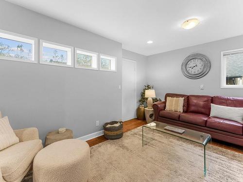 4935 Cordova Bay Rd, Saanich, BC - Indoor Photo Showing Living Room