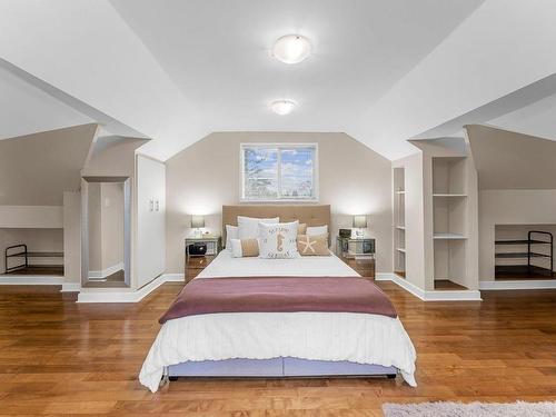 4935 Cordova Bay Rd, Saanich, BC - Indoor Photo Showing Bedroom