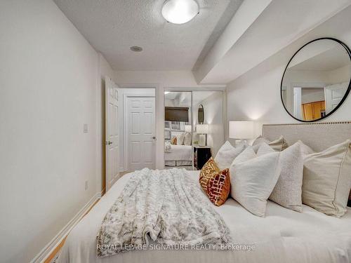 645-250 Wellington St W, Toronto, ON - Indoor Photo Showing Bedroom