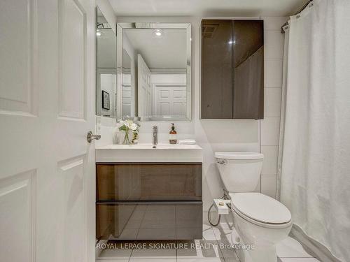645-250 Wellington St W, Toronto, ON - Indoor Photo Showing Bathroom