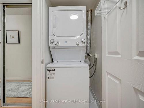 645-250 Wellington St W, Toronto, ON - Indoor Photo Showing Laundry Room