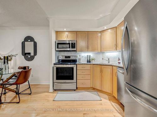 645-250 Wellington St W, Toronto, ON - Indoor Photo Showing Kitchen With Stainless Steel Kitchen