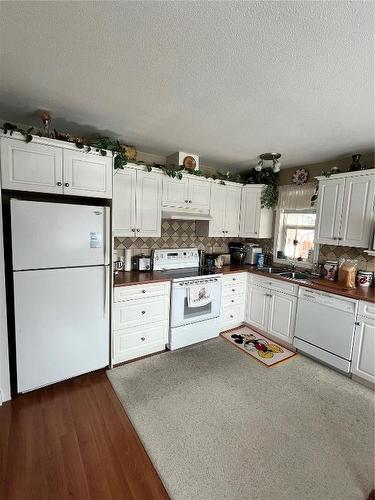 1339 Richter Street, Kelowna, BC - Indoor Photo Showing Kitchen With Double Sink